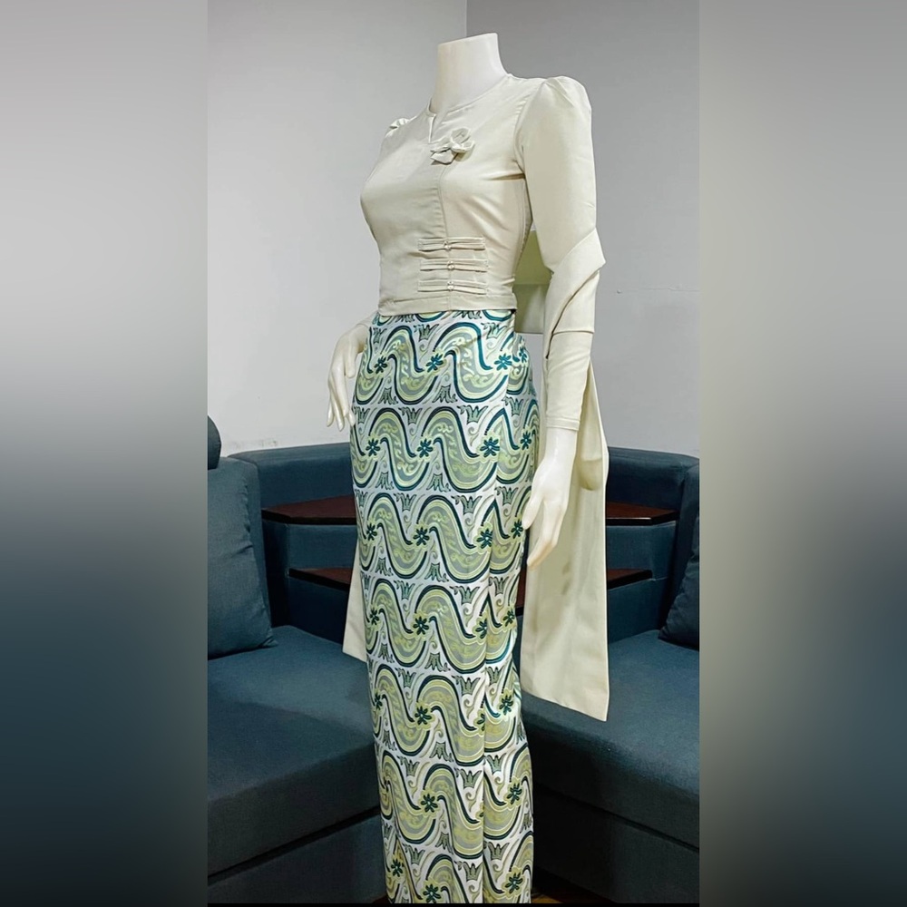 Luxury silk classic wave adjustable custom skirt with zippered top and shawl.NWT
